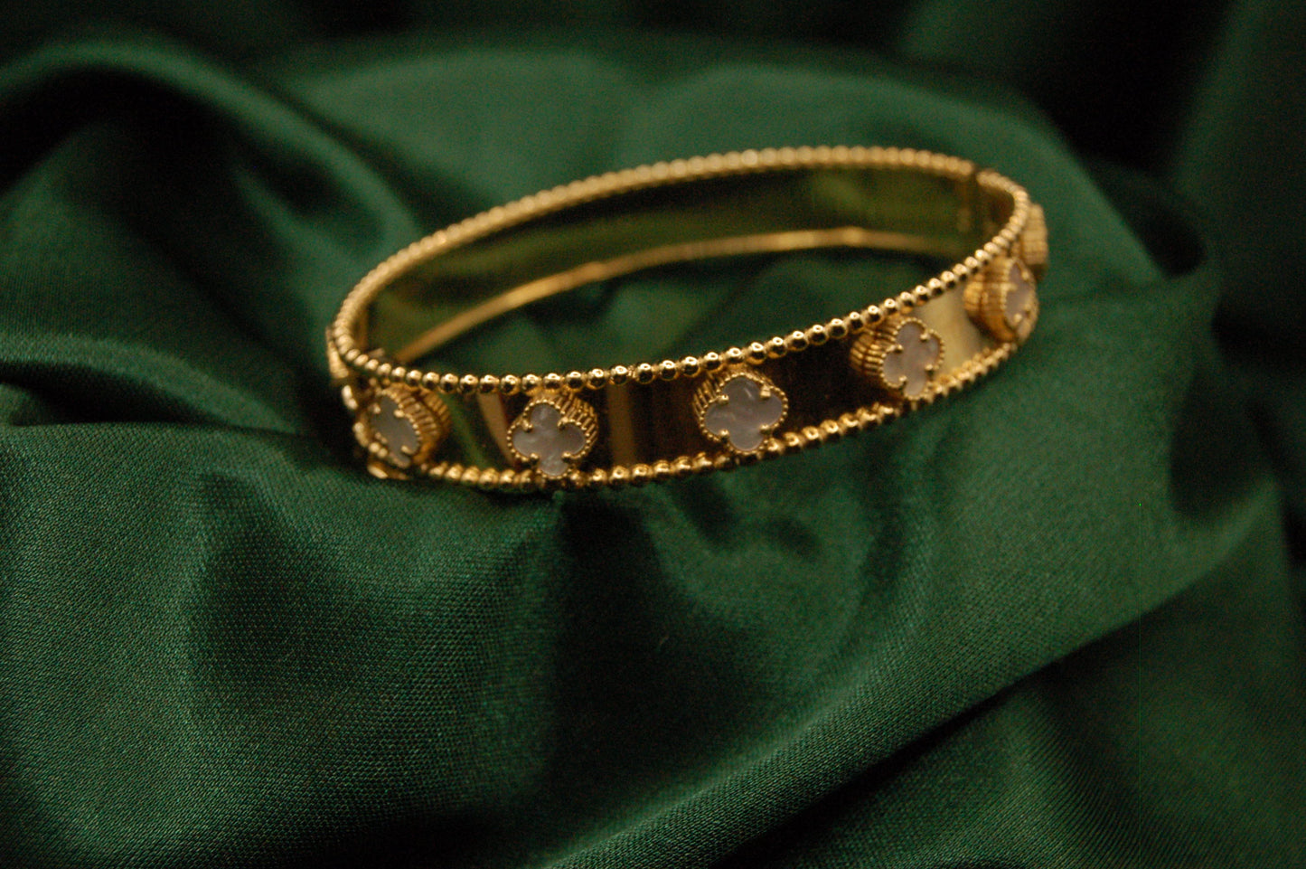 GOUDEN KLAVER BANGLE ARMBAND