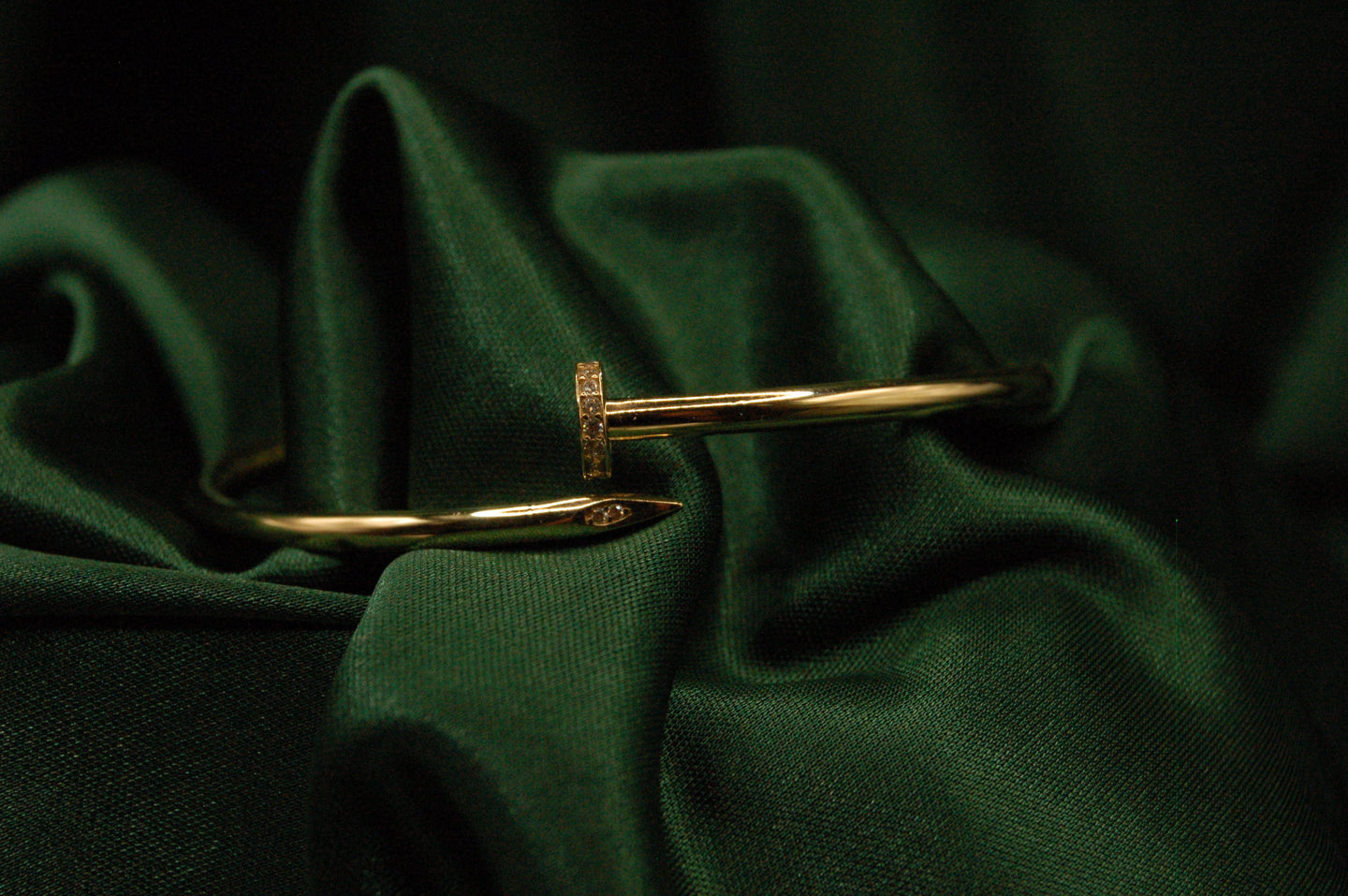 GOUDEN SPIJKER BANGLE ARMBAND