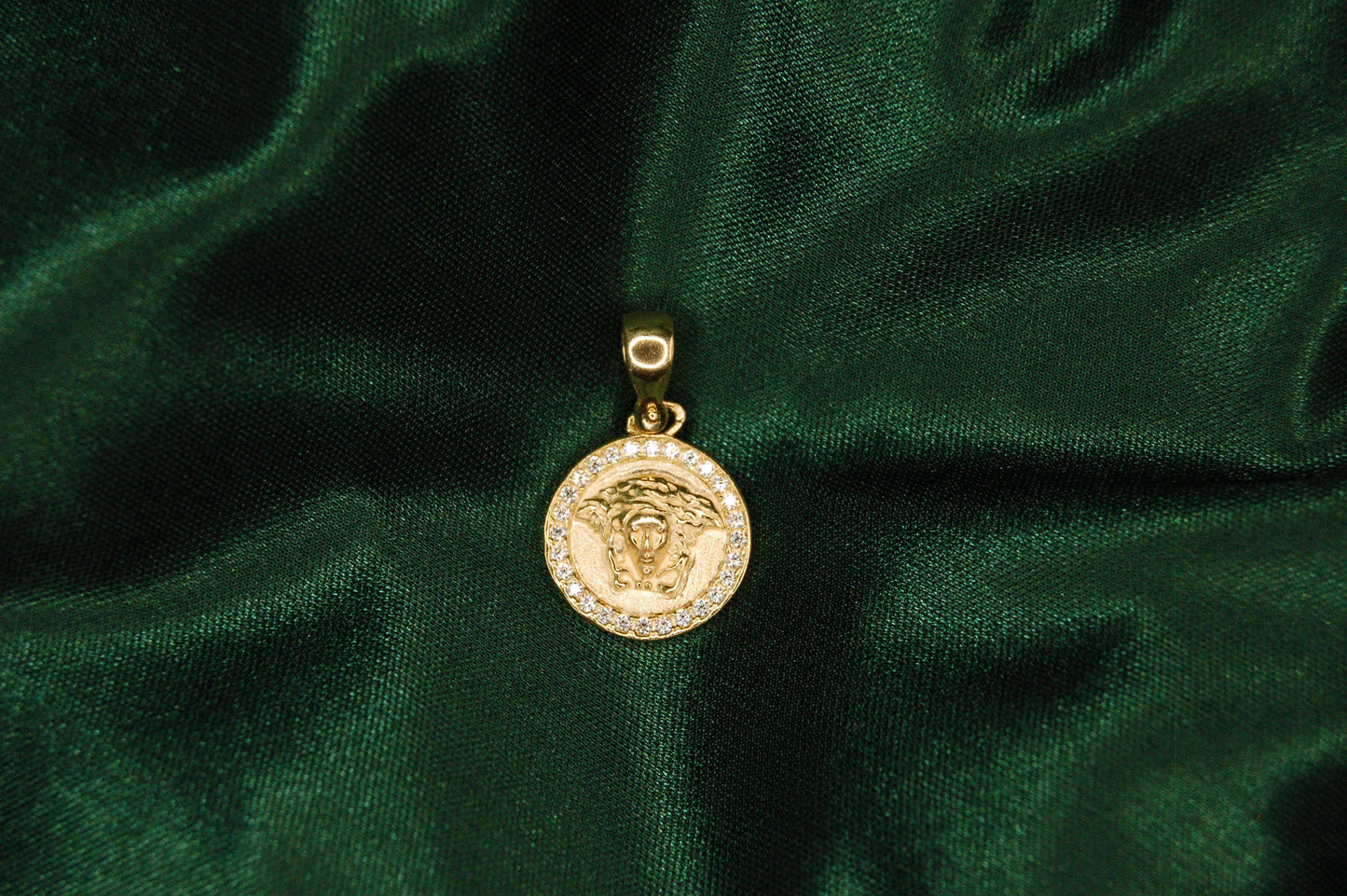 Gold medusa round pendant