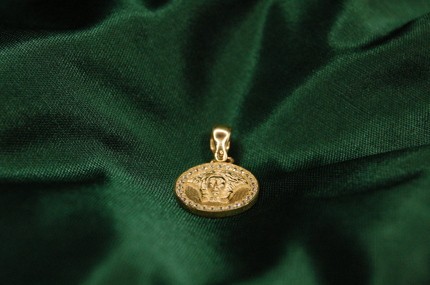 Gold medusa round pendant