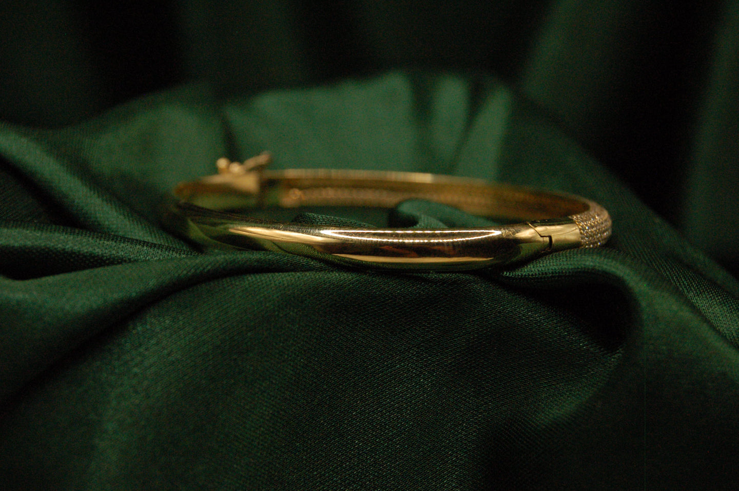 GOUDEN HALF OM HALF BANGLE ARMBAND