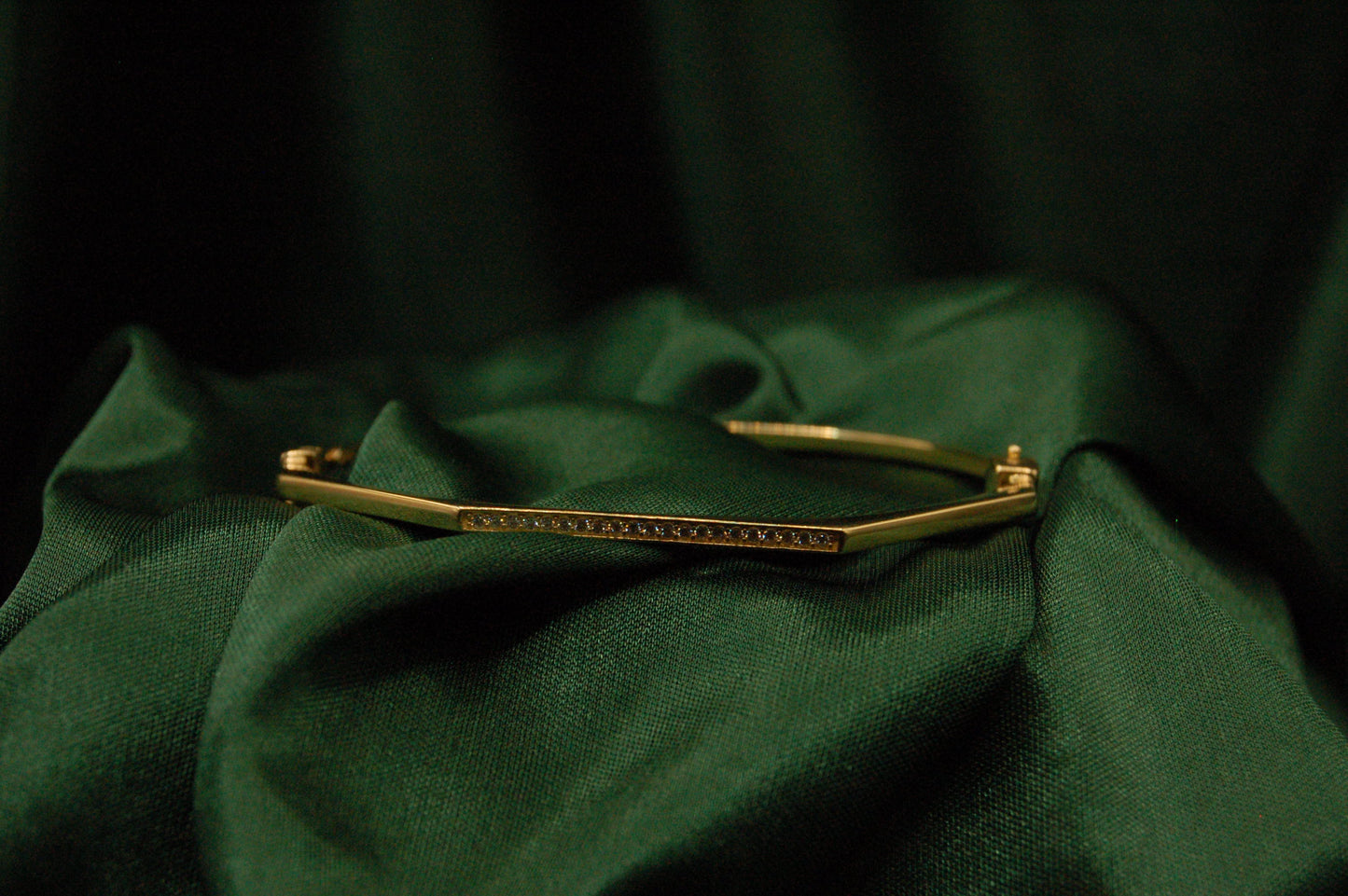 GOUDEN HOEKIG BANGLE ARMBAND