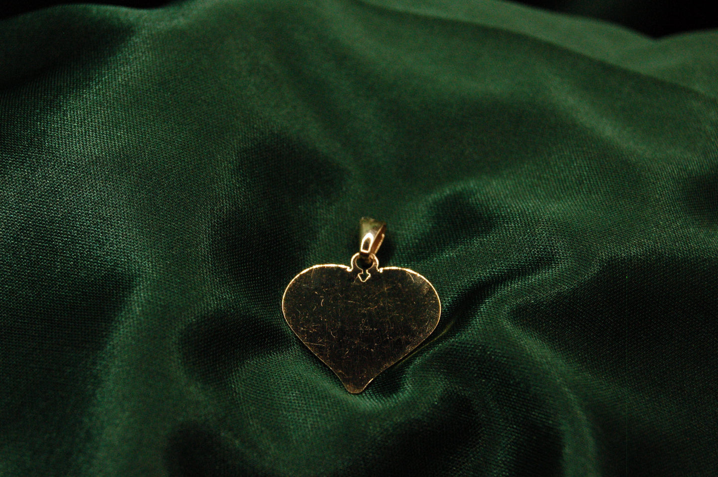 Gold heart picture pendant