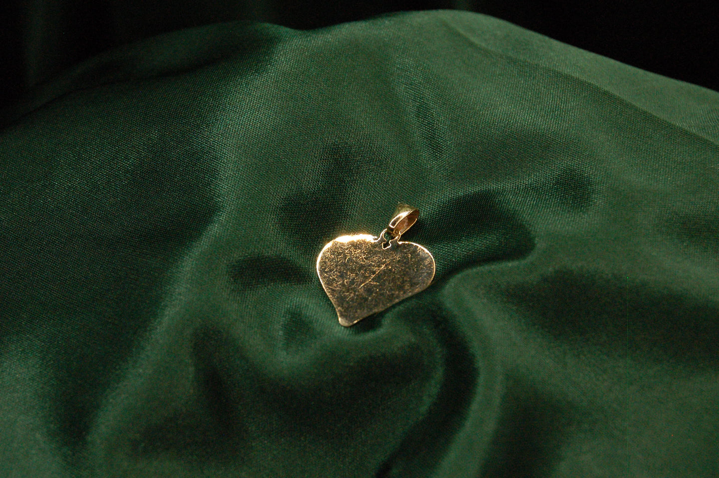 Gold heart picture pendant